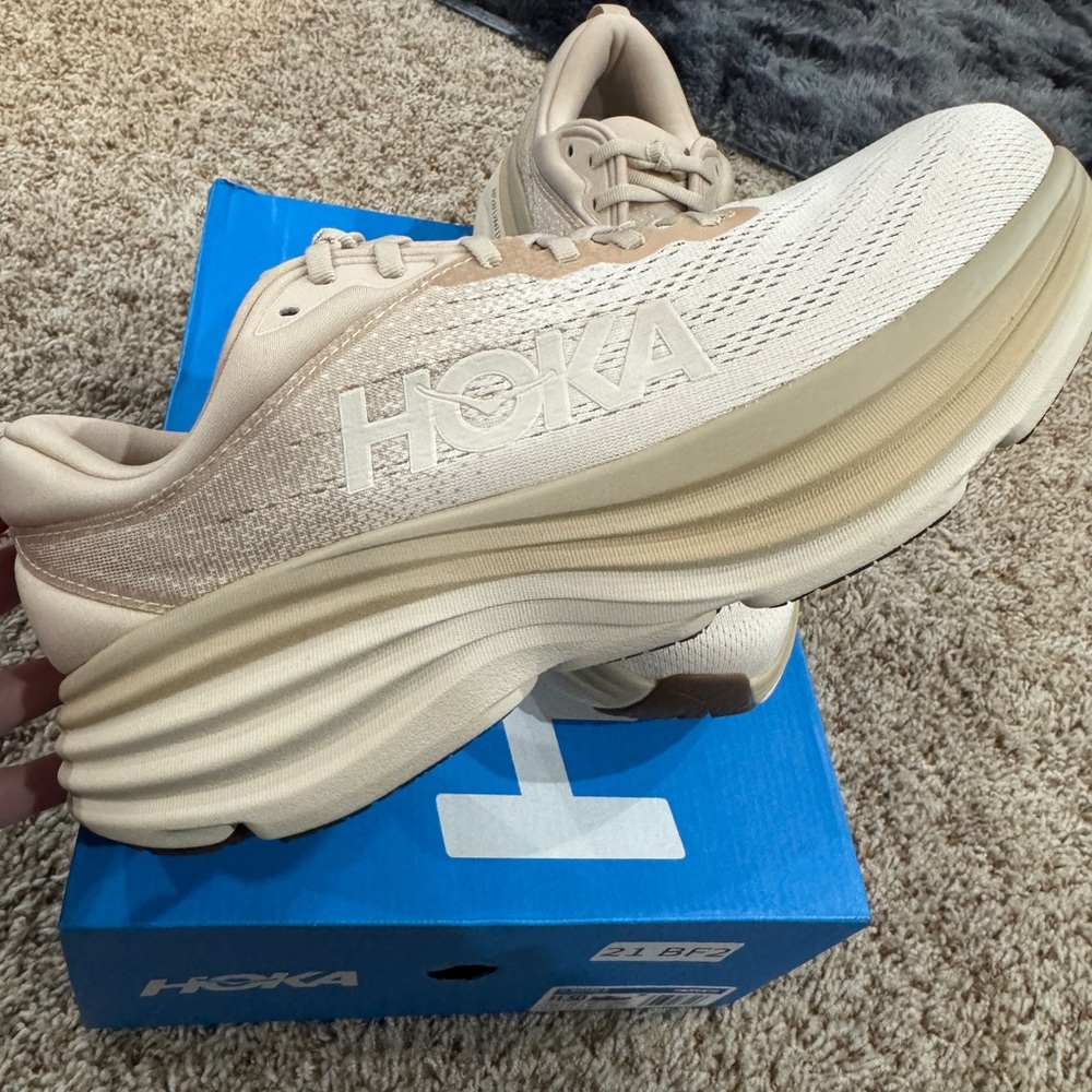 Hoka One One Bondi 8 in Cream